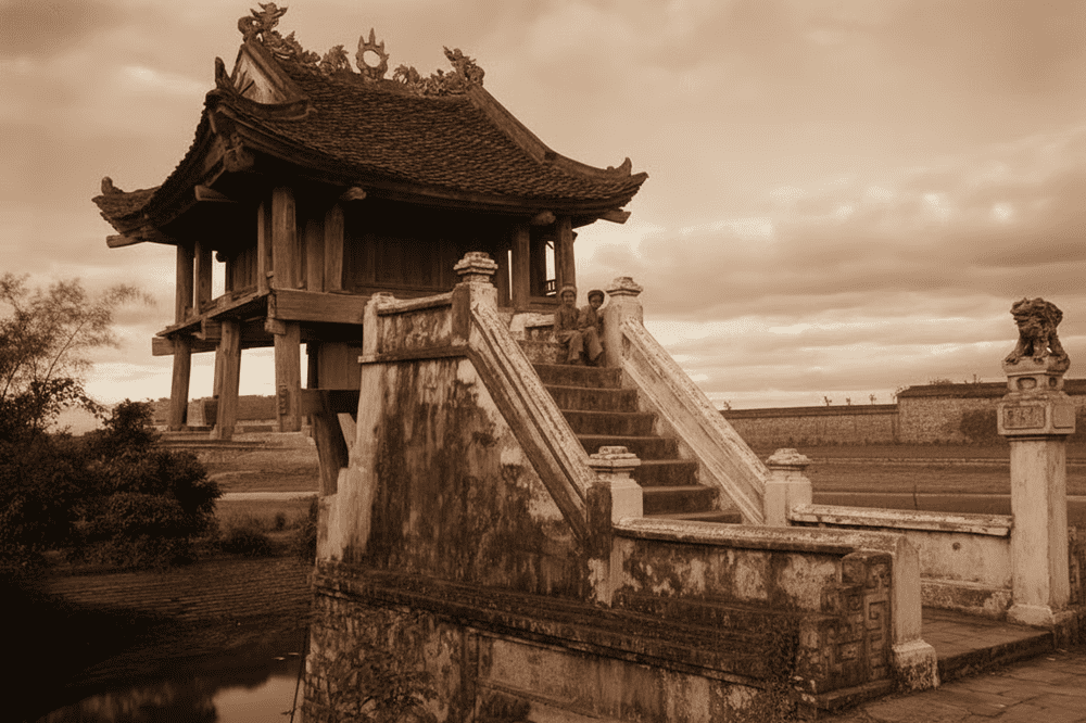Initially, the temple was built with only one stone pillar supporting a jade tower worshiping the statue of Bodhisattva Avalokitesvara